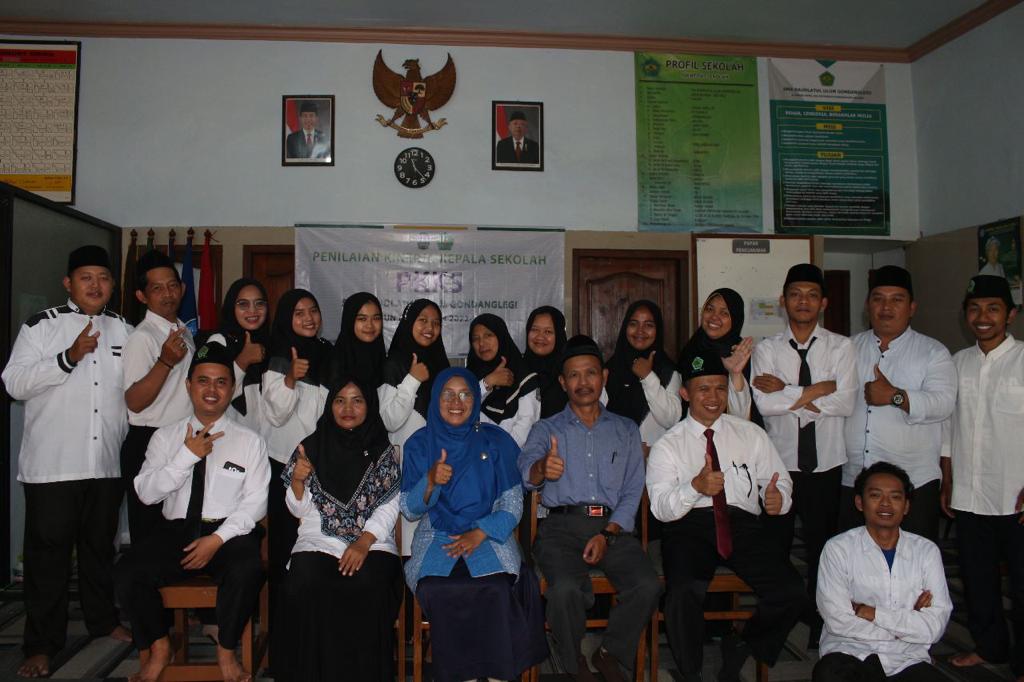 PENILAIAN KINERJA KEPALA SEKOLAH (PKKS) SMAS RAUDLATUL ULUM GONDANGLEGI TAHUN 2022 PENILAIAN KINERJA KEPALA SEKOLAH (PKKS) SMAS RAUDLATUL ULUM GONDANGLEGI TAHUN 2022