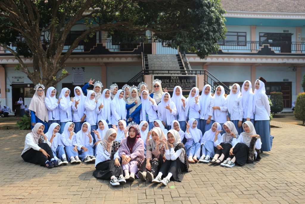 Siswi SMARUGO foto Bersama