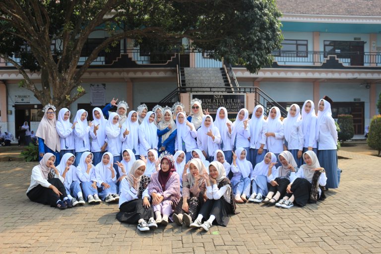 Siswi SMARUGO foto Bersama